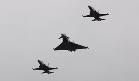 Máy bay chiến đấu F-15 của Arập Xêút xuất kích ném bom ở Yemen.