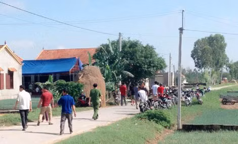 Cơ quan chức năng đang khám nghiệm tử thi tại nhà nạn nhân.