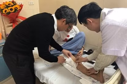 Các bác sĩ kiểm tra chân cho bệnh nhân