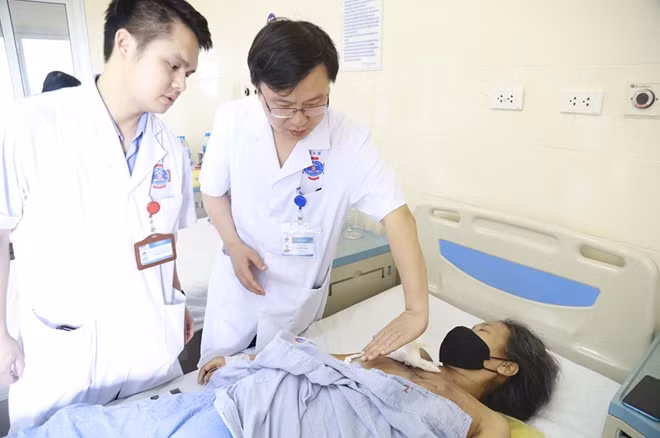 TS.BS Lê Hồng Quang khám cho bệnh nhân sau phẫu thuật