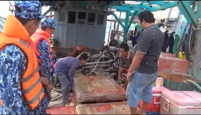 Cảnh sát biển kiểm tra khoang chứa dầu của tàu cá