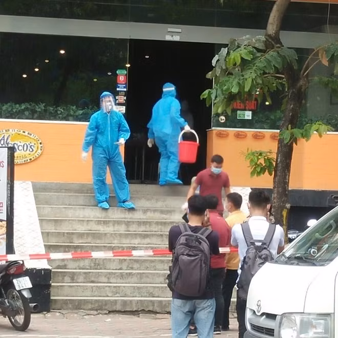 Quán pizza nam bệnh nhân ở Hà Nội làm việc