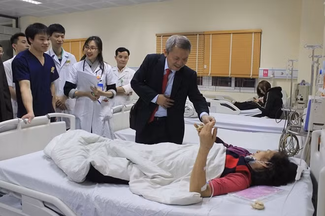 Giám đốc Bệnh viện E thăm hỏi bệnh nhân trong đêm giao thừa