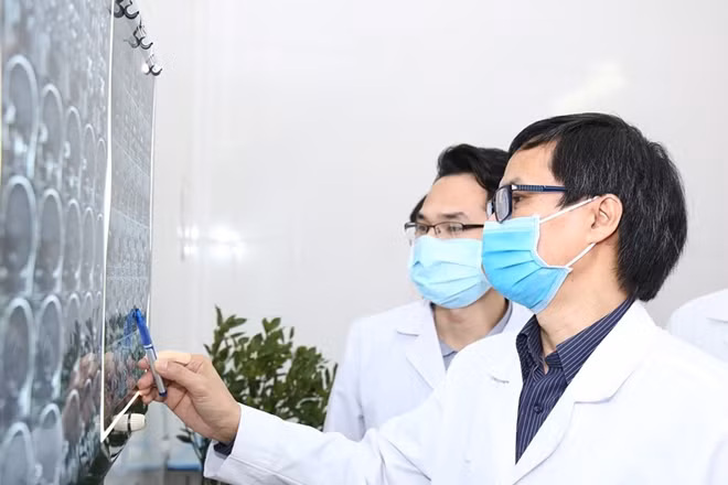 PGS.TS Đồng Văn Hệ cùng cộng sự đang chẩn đoán cho một trường hợp mắc u não