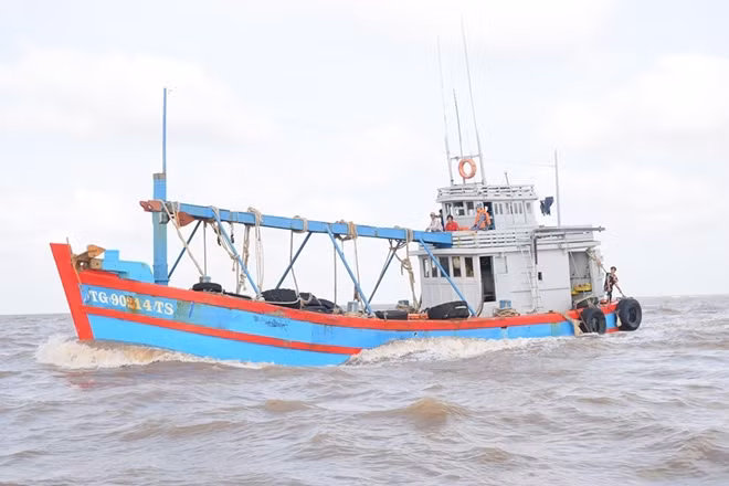 Tàu chở 80.000 lít dầu DO trái phép bị phát hiện