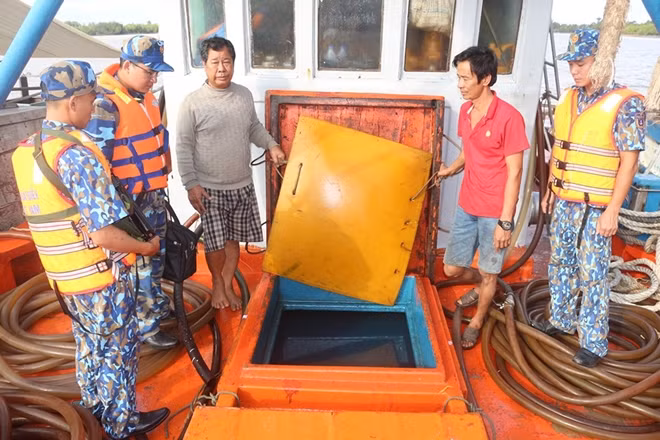 Tổ công tác kiểm tra hàng hóa vi phạm trên tàu