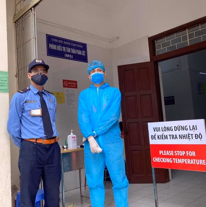 Trước đó, Bệnh viện Bạch Mai đã tiến hành đo thân nhiệt toàn bộ người ra vào bệnh viện