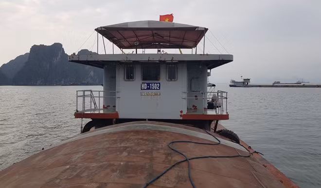 Tàu chở 500 m3 cát bị tạm giữ