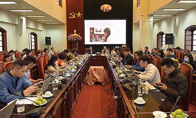 Các chuyên gia và khách mời tham gia buổi Tọa đàm