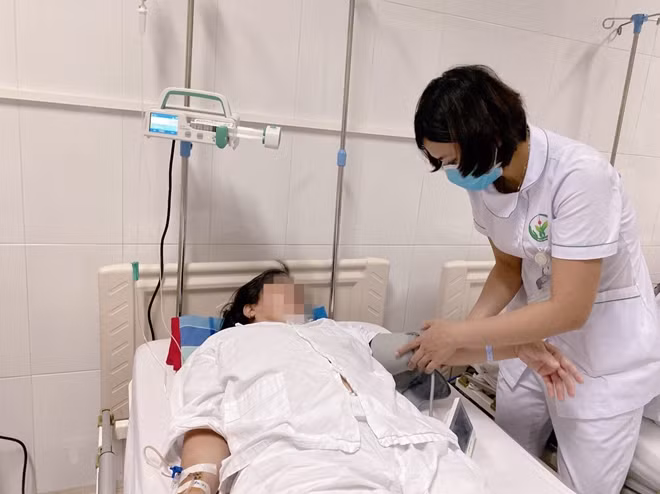Chị L được chăm sóc sau điều trị bằng thuốc tiêu khuyết khối