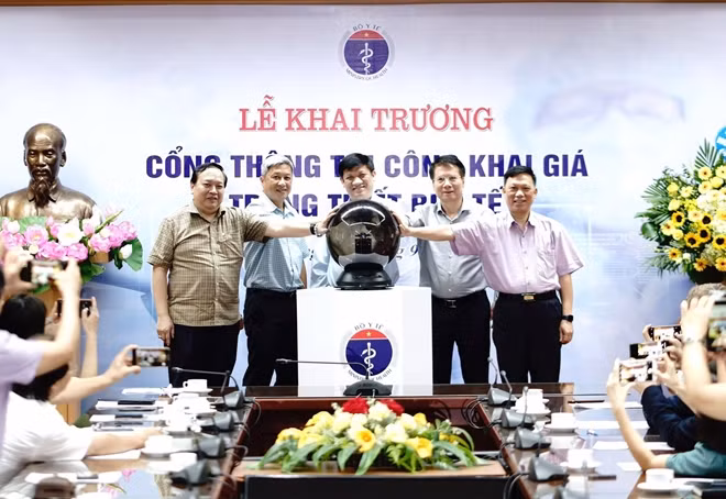Lãnh đạo Bộ Y tế bấm nút khai trương Cổng thông tin công khai giá trang thiết bị y tế