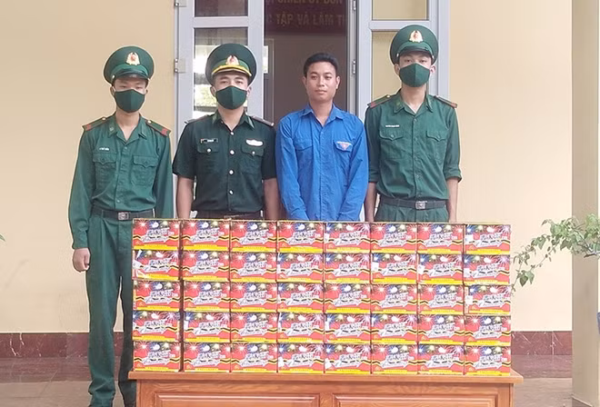 Chíu A Tài và tang vật pháo nổ bị thu giữ