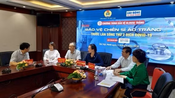 Các khách mời tham gia buổi tọa đàm