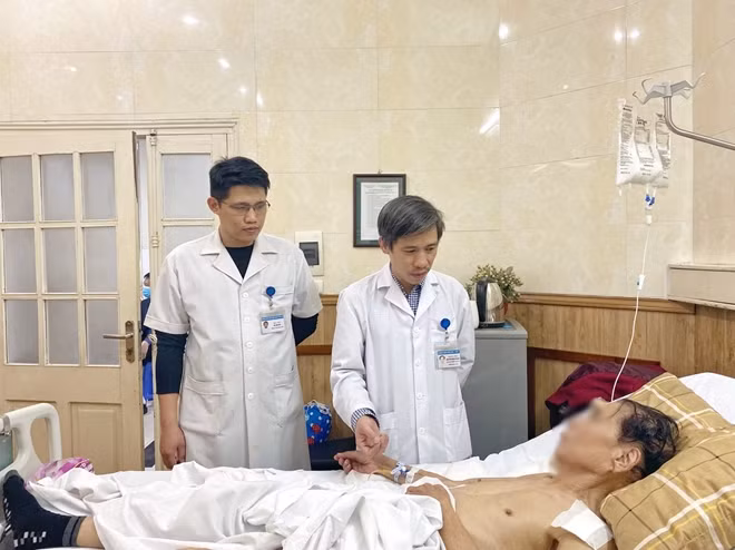 PGS.TS Nguyễn Mạnh Khánh thăm khám cho người bệnh sau phẫu thuật