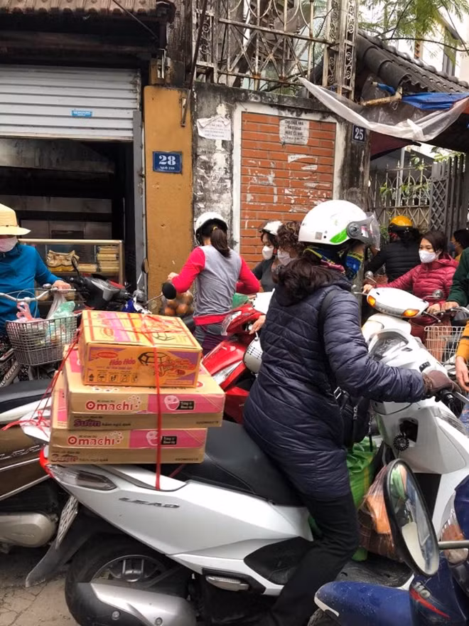 Càng lúc này người dân càng cần phải bình tĩnh, không tụ tập đông người mua thức ăn dẫn tới lộn xộn, mất kiểm soát, lây lan bệnh nhanh