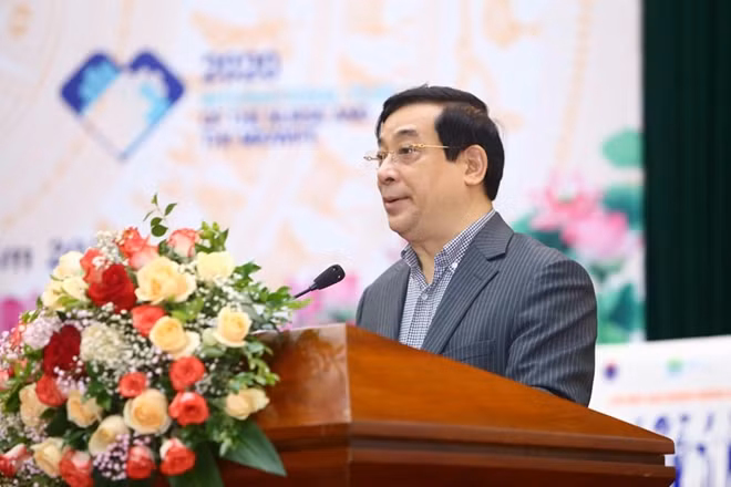 PGS.TS Lương Ngọc Khuê đánh giá cao đội ngũ điều dưỡng ở nơi tuyến đầu chăm sóc cho người bệnh