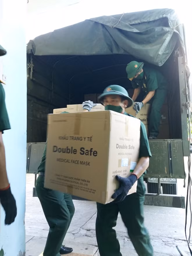 Sau 2 ngày, lực lượng quân đội đã đã vận chuyển hàng hóa đến Đà Nẵng