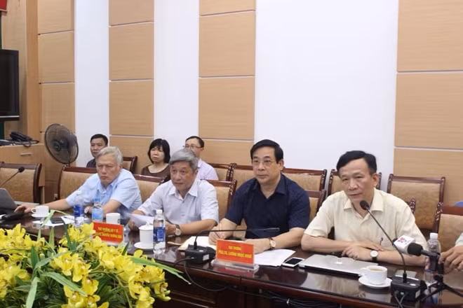 Các chuyên gia của Bộ Y tế hội chẩn cho bệnh nhân nam phi công người Anh (Ảnh: Lê Hảo)