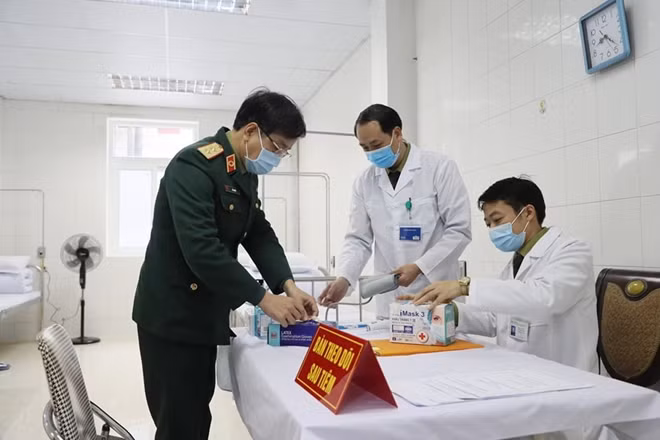 GS Đỗ Quyết, Giám đốc Học viện Quân y kiểm tra công tác chuẩn bị trước khi tiêm chủng