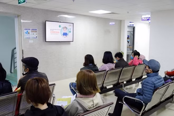 Bộ Y tế yêu cầu các cơ sở khám chữa bệnh phải bảo đảm khoảng cách người ngồi chờ khám cách nhau 2m trở lên