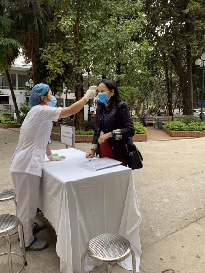 Bệnh viện K đo thân nhiệt người vào ngay từ cổng bệnh viện