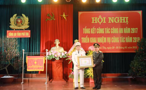 Thừa ủy quyền của Chủ tịch nước, Thứ trưởng Bùi Văn Thành trao Huân chương Quân công hạng Nhì tặng Đại tá Đỗ Văn Hoành, Giám đốc Công an tỉnh Phú Thọ.