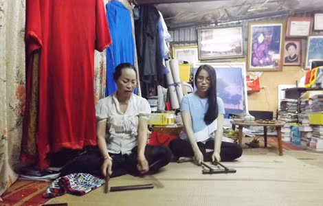Đào nương Bạch Vân dạy học trò mới Mai Anh tại nhà.