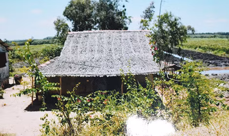 Ngôi nhà lá của anh Đừng là hiện trường xảy ra vụ thanh toán nhau bằng mã tấu.
