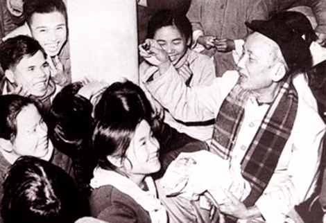 Bác Hồ chúc Tết nhân dân Hà Bắc năm 1967. (Ảnh tư liệu)