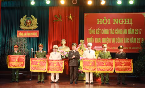 Thiếu tướng Bùi Minh Giám, Phó tổng cục trưởng Tổng cục Chính trị CAND tặng Cờ thi đua của Tổng cục cho các đơn vị.