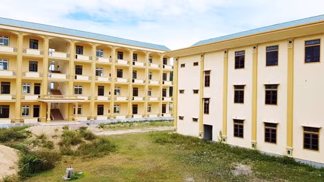 Trường KT-KT ở Nghệ An được đầu tư khang trang đang bỏ hoang phơi mưa nắng.