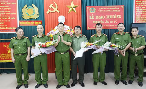 Lãnh đạo Công an tỉnh Nghệ An trao thưởng cho các đơn vị Công an tỉnh lập thành tích xuất sắc trong chuyên án 818C