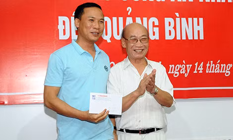 Giải ca sĩ ấn tượng được Ban Tổ chức trao cho Thiếu tướng Khổng Minh Dụ. Giải ca sĩ ấn tượng được Ban Tổ chức trao cho Thiếu tướng Khổng Minh Dụ.
