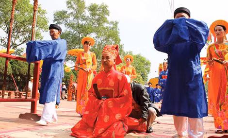 Trong lúc các gia đình đang rước cụ Thượng thì ở Đình Tứ xã (Đình Tổng) lễ tế các Tiên Công được bắt đầu.