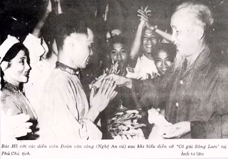 Bác Hồ với các diễn viên Đoàn Văn công Nghệ An sau khi biểu diễn vở “Cô gái sông Lam” tại Phủ Chủ tịch (tối 27 tháng 5 năm 1962).
