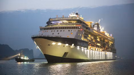 Tàu Celebrity Millennium cập Cảng tàu khách quốc tế Hạ Long.