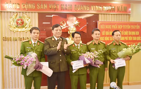 Thiếu tướng Nguyễn Hải Trung, Giám đốc Công an Thanh Hóa và Đại tá Phạm Văn Tám, Phó Cục trưởng Cục Cảnh sát Hình sự trao thưởng cho các đơn vị