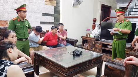Cơ quan điều tra Công an tỉnh Lạng Sơn đọc lệnh bắt và khám xét nhà Triệu Ký Voòng.