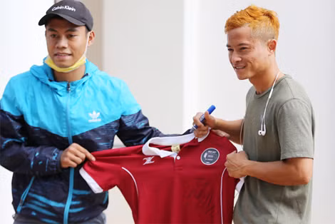 Vongchiengkham nhỏ người nhưng có kỹ thuật khéo léo, được các CĐV gọi là "Messi Lào". Ảnh: Đức Đồng