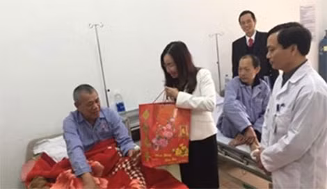 Bà Phạm Thu Xanh, GĐ sở Y tế HP cùng đoàn công tác đến thăm, tặng quà động viên những bệnh nhân đang phải điều trị tại các bệnh viện