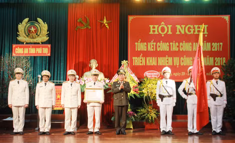 Thừa ủy quyền của Chủ tịch nước, Thứ trưởng Bùi Văn Thành trao Huân chương Bảo vệ Tổ quốc hạng Nhì tặng Phòng Hậu cần, kỹ thuật