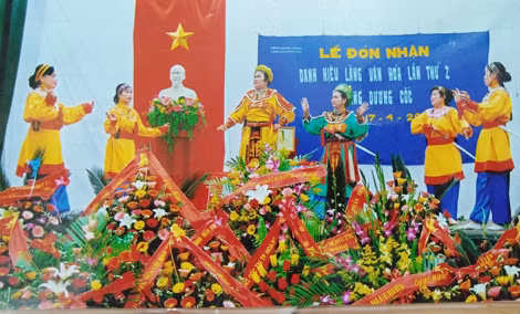 Gánh tuồng Dương Cốc biểu diễn chào mừng nhân dịp làng vinh dự đón nhận danh hiệu "Làng văn hóa" do TP Hà Nội trao tặng.