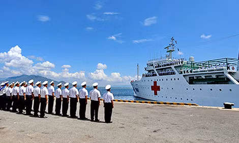Tàu 561 trước giờ rời quân cảng Cam Ranh khởi đầu hải trình sang Indonesia.