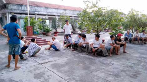 Các đối tượng tham gia đánh bạc bị cơ quan chức năng bắt giữ.
