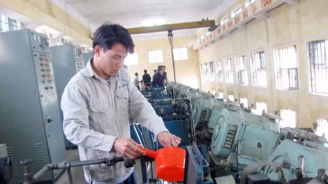 Hàng nghìn công nhân thủy lợi Hà Nội bị “treo” lương 2 năm qua.