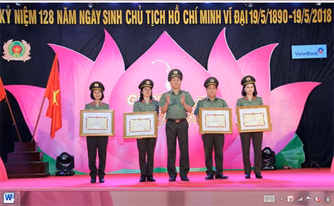 Thiếu tướng Nguyễn Thế Bình, Phó Tổng cục trưởng Tổng cục HC-KT trao giải cho tập thể, cá nhân đạt giải tại Cuộc thi viết.