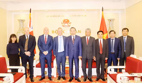 Bộ trưởng Tô Lâm, Đại sứ Gareth Edward Ward và các đại biểu.
