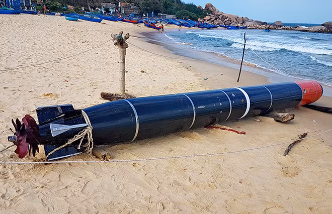 Vật thể lạ đã được Đồn biên phòng An Hải cùng ngư dân địa phương đưa vào bờ để quản lý.
