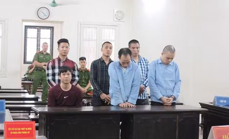Bị cáo Hải (ngồi) và đồng phạm tại phiên xử.