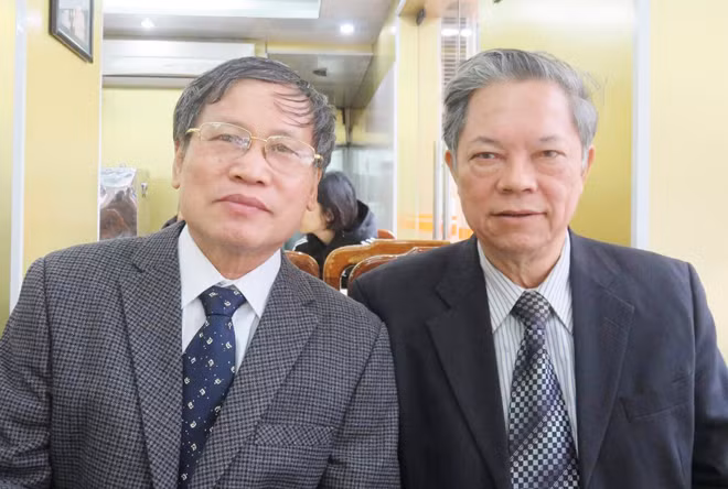 Nhà thơ Đinh Quang Tốn (phải) và tác giả bài viết. Nhà thơ Đinh Quang Tốn (phải) và tác giả bài viết.